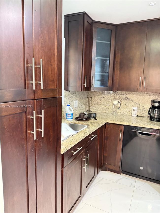 APT-9E - 5170 Sw 40 Th Ave, Condo with 2 bedrooms, 2 bathrooms and null parking in Fort Lauderdale FL | Image 5