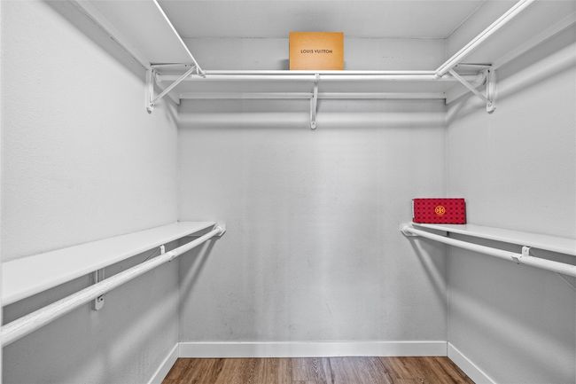 Large Walk-in Closet | Image 20