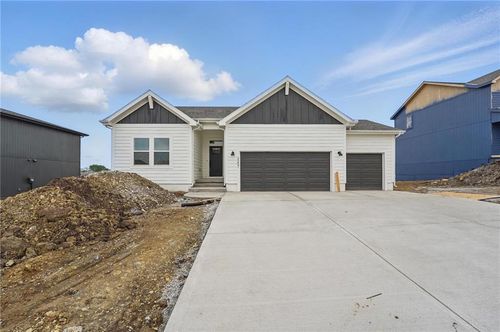 500 Woodview Dr, Raymore, MO, 64083-8367 | Card Image