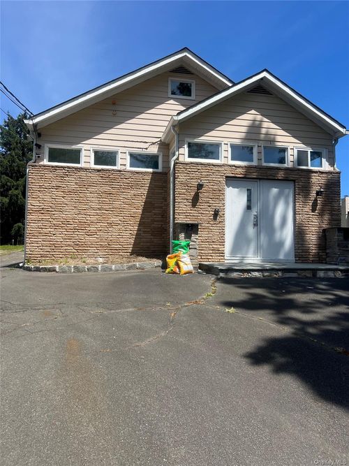 494 N Middletown Rd, Pearl River, NY, 10965-1249 | Card Image