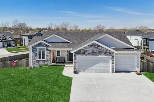 594 Oakwood Ln, Tonganoxie, KS, 66086-7807 | Card Image