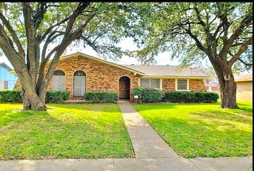 2752 Meadow Isle Ln, Dallas, TX, 75237-3216 | Card Image