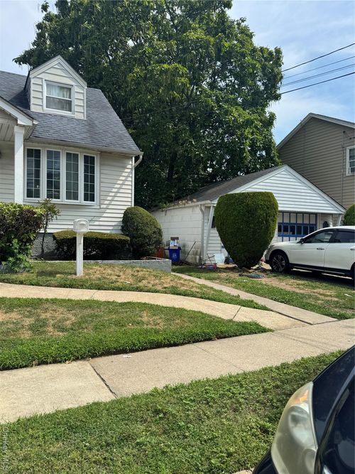 33 N Montgomery St, Valley Stream, NY, 11580-3802 | Card Image