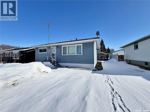 811 Willow St, Moosomin, SK, S0G3N0 | Card Image