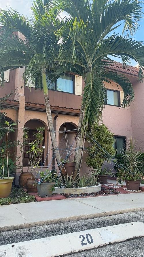 22-19 Matador Ln, Davie, FL, 33324-5536 | Card Image