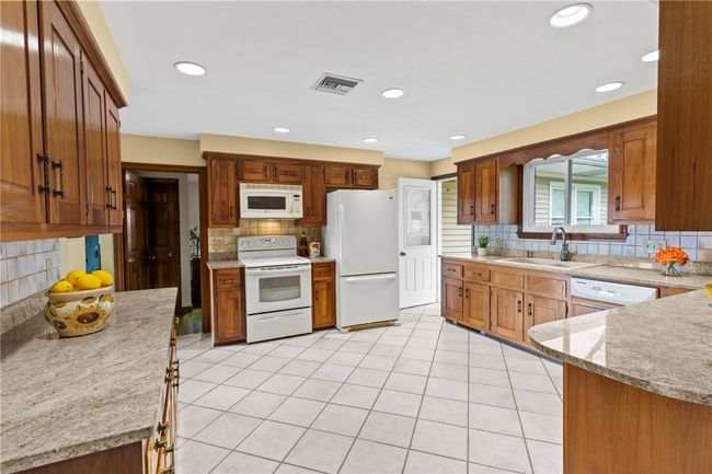 12 Hi View Dr Hope RI | Image 21