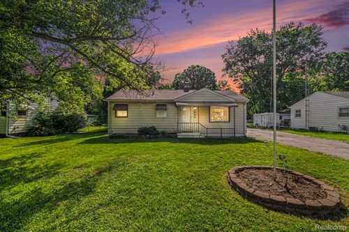 2089 Christner St, Burton, MI, 48519-1001 | Card Image