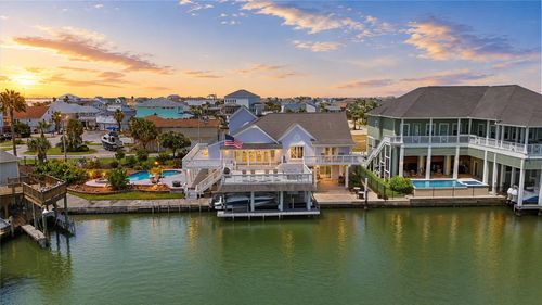 208 Coconut St, Tiki Island, TX, 77554-6130 | Card Image