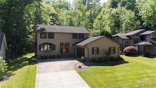 8365 Crinkleroot Clearing, Brecksville, OH, 44141-1705 | Card Image