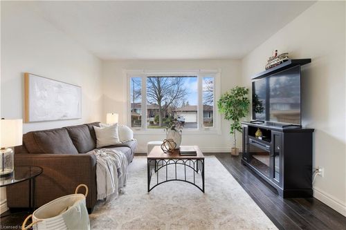 60 Devonglen Dr, Kitchener, ON, N2E2C5 | Card Image