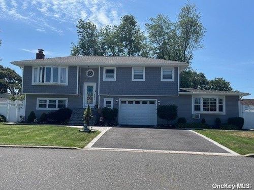 70 Moody Ave, Islip, NY, 11751-2410 | Card Image