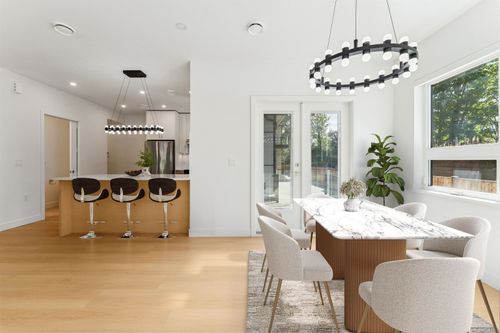 844 St Denis Ave, North Vancouver, BC, V7J2G4 | Card Image