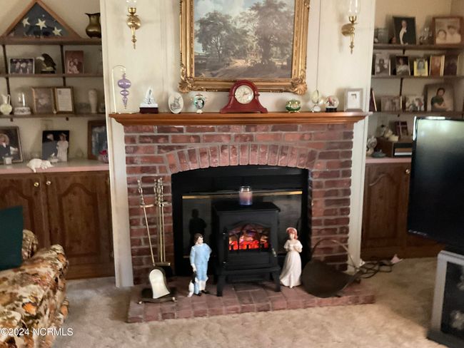 Fireplace with gas logs | Image 16