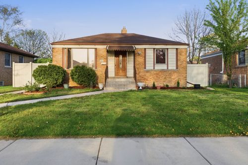9035 Austin Ave, Morton Grove, IL, 60053-2407 | Card Image