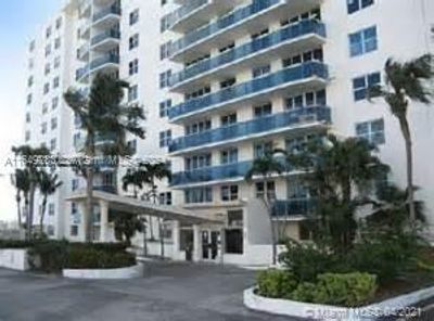 2M - 7501 E Treasure Dr, Condo with 2 bedrooms, 1 bathrooms and null parking in North Bay Village FL | Image 1