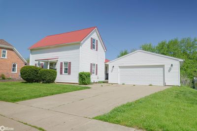 1002 Ash Street, Home with 3 bedrooms, 1 bathrooms and 2 parking in Burlington IA | Image 1