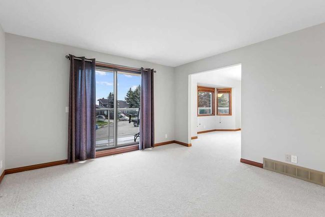 76 Coach Gate Way Sw, House other with 3 bedrooms, 2 bathrooms and 4 parking in Calgary AB | Image 8