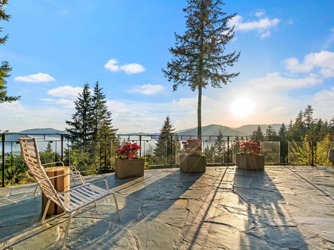 168 Sunset Drive, House other with 4 bedrooms, 5 bathrooms and 5 parking in Lions Bay BC | Image 2
