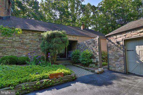 280 Persimmon Ln, Bangor, PA, 18013-6037 | Card Image