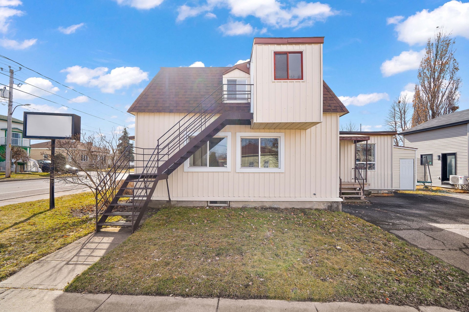 Commercial Sale in La Prairie 2