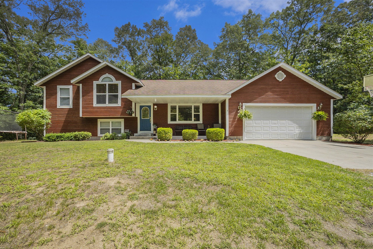 Elli Ln, Fruitport, MI 49415
