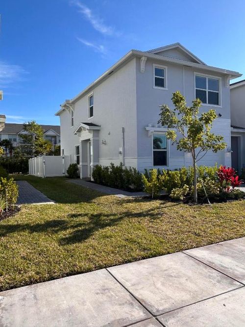 317 Se Crossoak Ln, Port St. Lucie, FL, 34984-6689 | Card Image