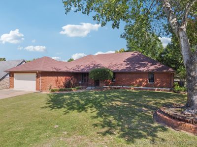 1709 Oakview Road, House other with 3 bedrooms, 2 bathrooms and null parking in Okmulgee OK | Image 2