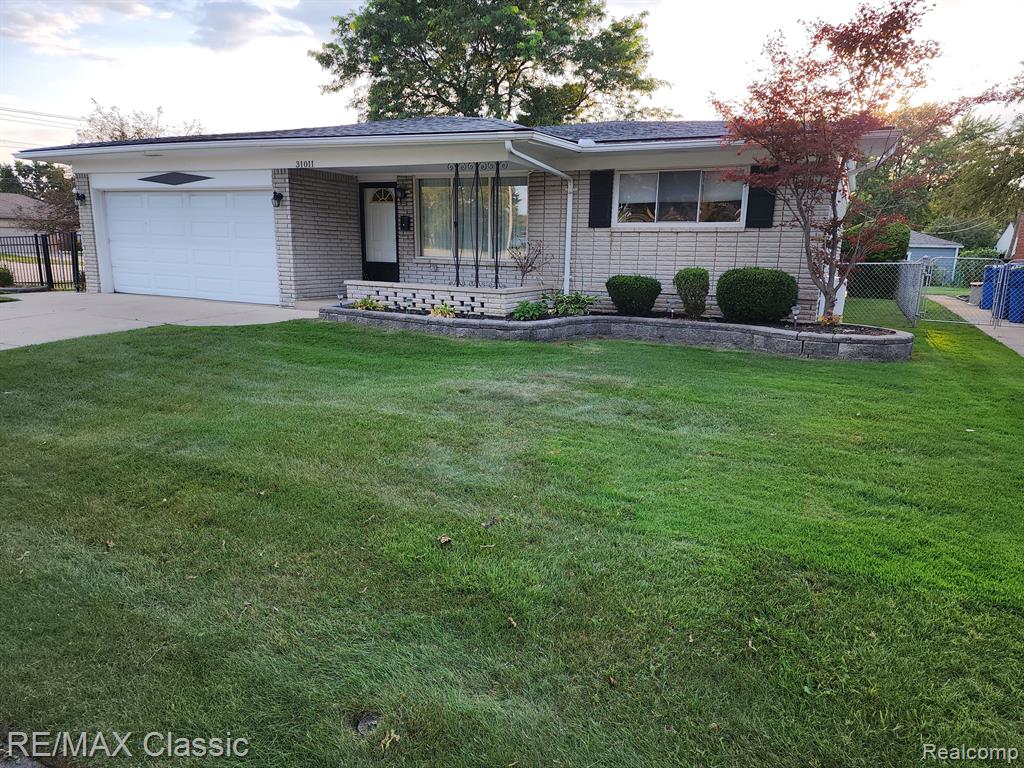 Moceri Cir, Warren, MI 48088
