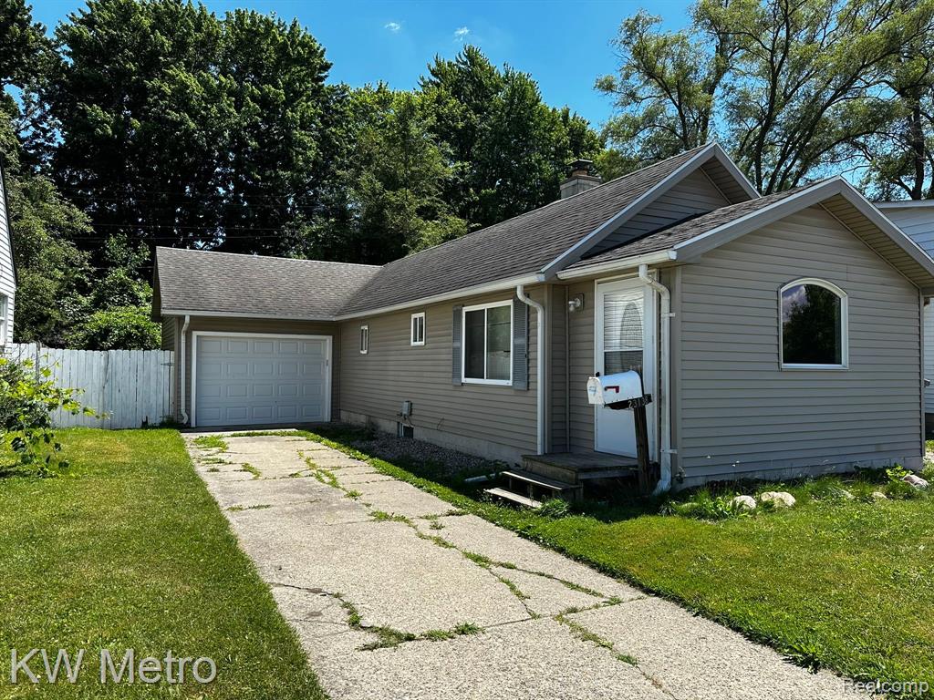 Stewart Ave, Warren, MI 48089