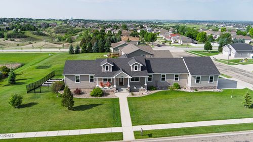 1105 Parkerplum Dr, Bismarck, ND, 58503-8847 | Card Image