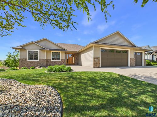 305 E 77th St Street, Sioux Falls, SD, 57108 | Card Image