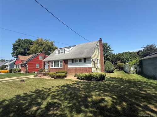 935 Winthrop Dr, East Meadow, NY, 11554-4628 | Card Image