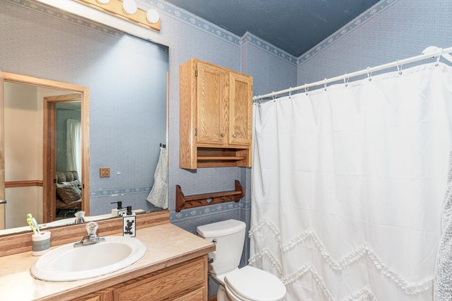 Upper level full bath | Image 17