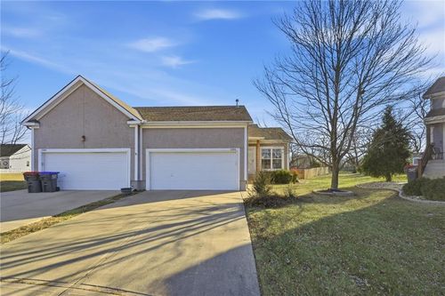 1305 159th St, Basehor, KS, 66007-7702 | Card Image