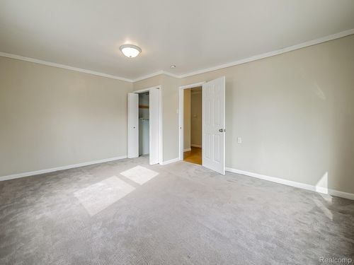 9005 Deering St, Livonia, MI, 48150-4144 | Card Image