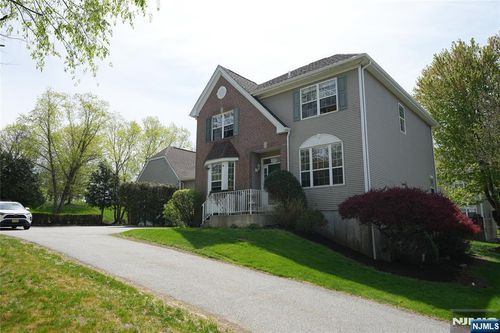 10 Queens Ln, Wayne, NJ, 07470-1924 | Card Image