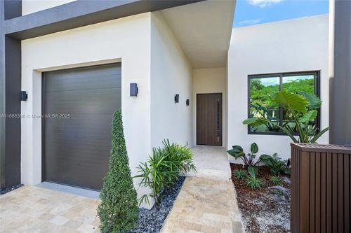 270 Ne 46th St, Miami, FL, 33137-3438 | Card Image