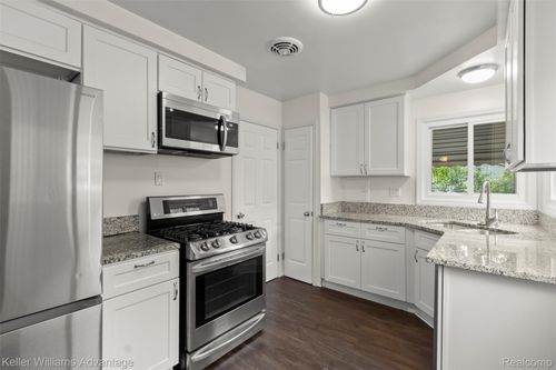 21701 Parklawn St, Oak Park, MI, 48237-3527 | Card Image