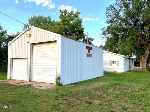 211 N Bismarck St, Hebron, ND, 58638-7117 | Card Image