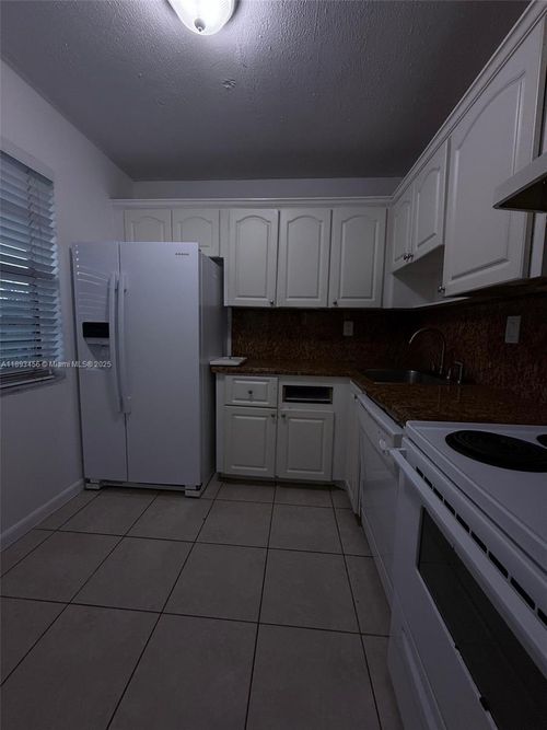 apt-429-9460 Fontainebleau Blvd, Miami, FL, 33172-5567 | Card Image