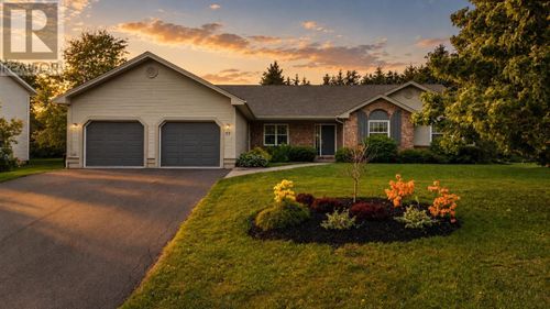 77 Parkside Dr, Charlottetown, PE, C1E1M8 | Card Image