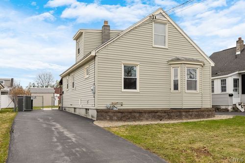 352 Roxford Rd N, Syracuse, NY, 13208-1946 | Card Image