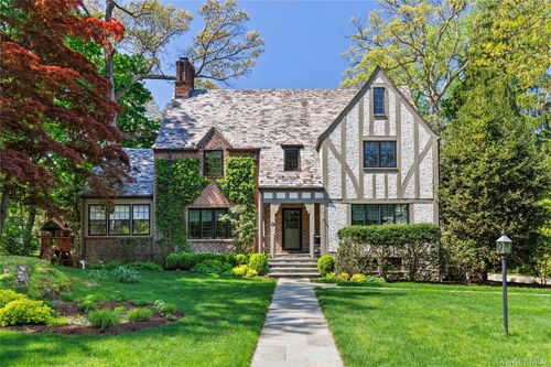 10 Woodland Dr, Rye, NY, 10580-1037 | Card Image