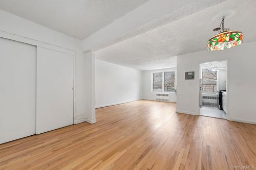 apt-2m-3304 93rd St, Jackson Heights, NY, 11372-1901 | Card Image
