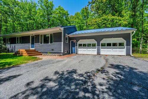 81 Babbidge Rd, Falmouth, ME, 04105-2404 | Card Image