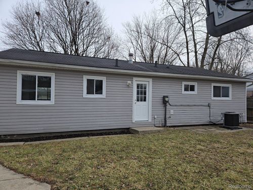 15532 Wellington St, Taylor, MI, 48180-4868 | Card Image