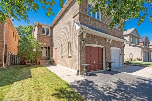9 Wakefield Lane, Waterdown, ON, L8B0M2 | Card Image