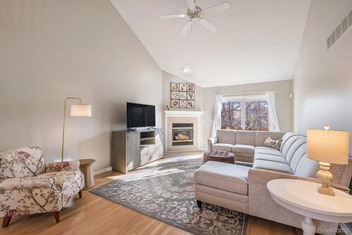 620 Shoreline Dr, Fenton, MI, 48430-4124 | Card Image