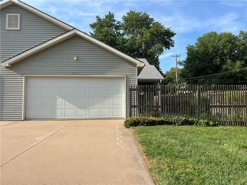 2735 Maurice Dr, Saint Joseph, MO, 64503-1151 | Card Image