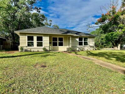 319 Wisteria Street, House other with 3 bedrooms, 2 bathrooms and null parking in Lake Jackson TX | Image 3